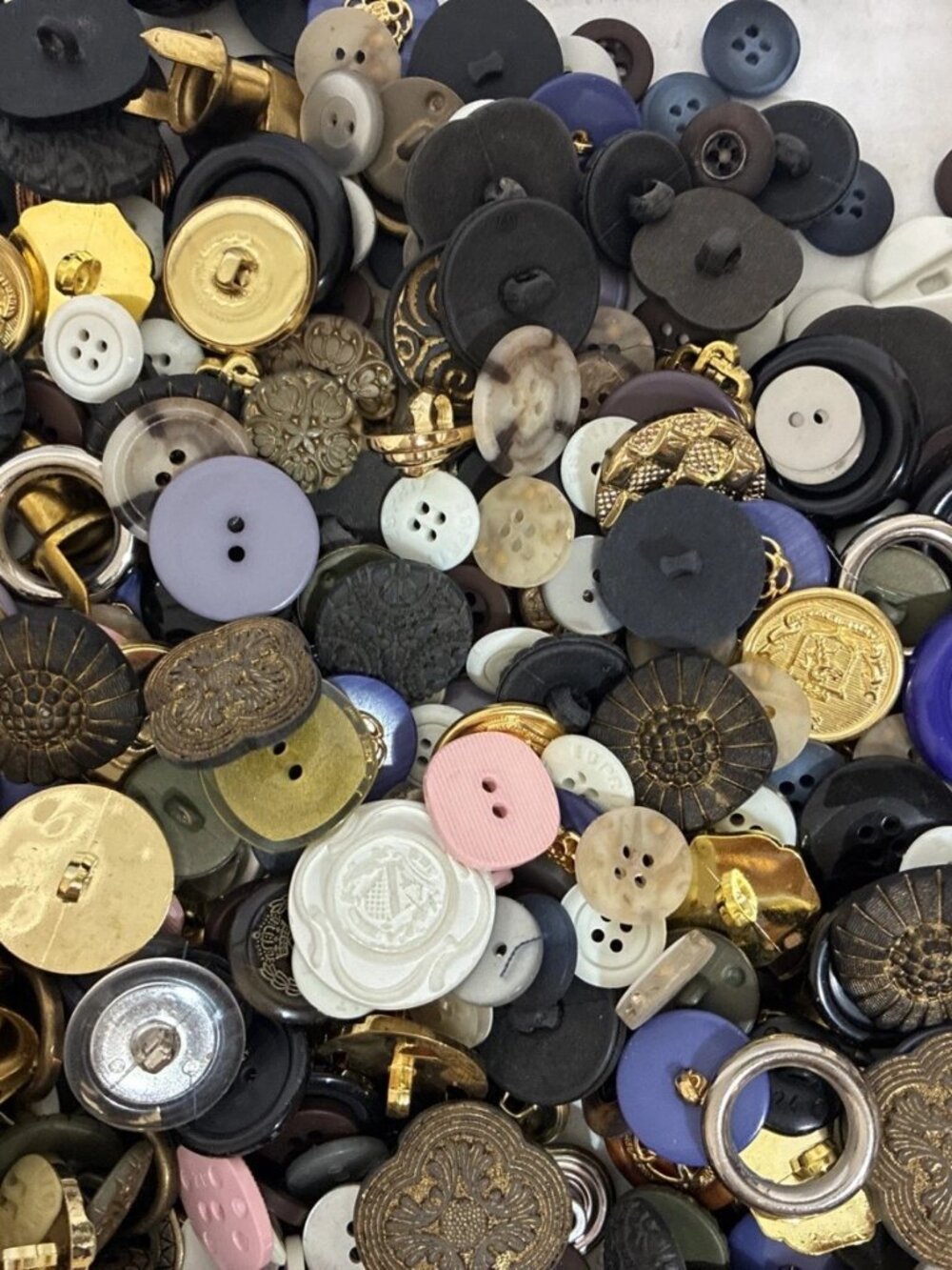 9.5 lbs of Mixed Buttons - for Therapy, Fun and Crafts - Picture 5 of 16